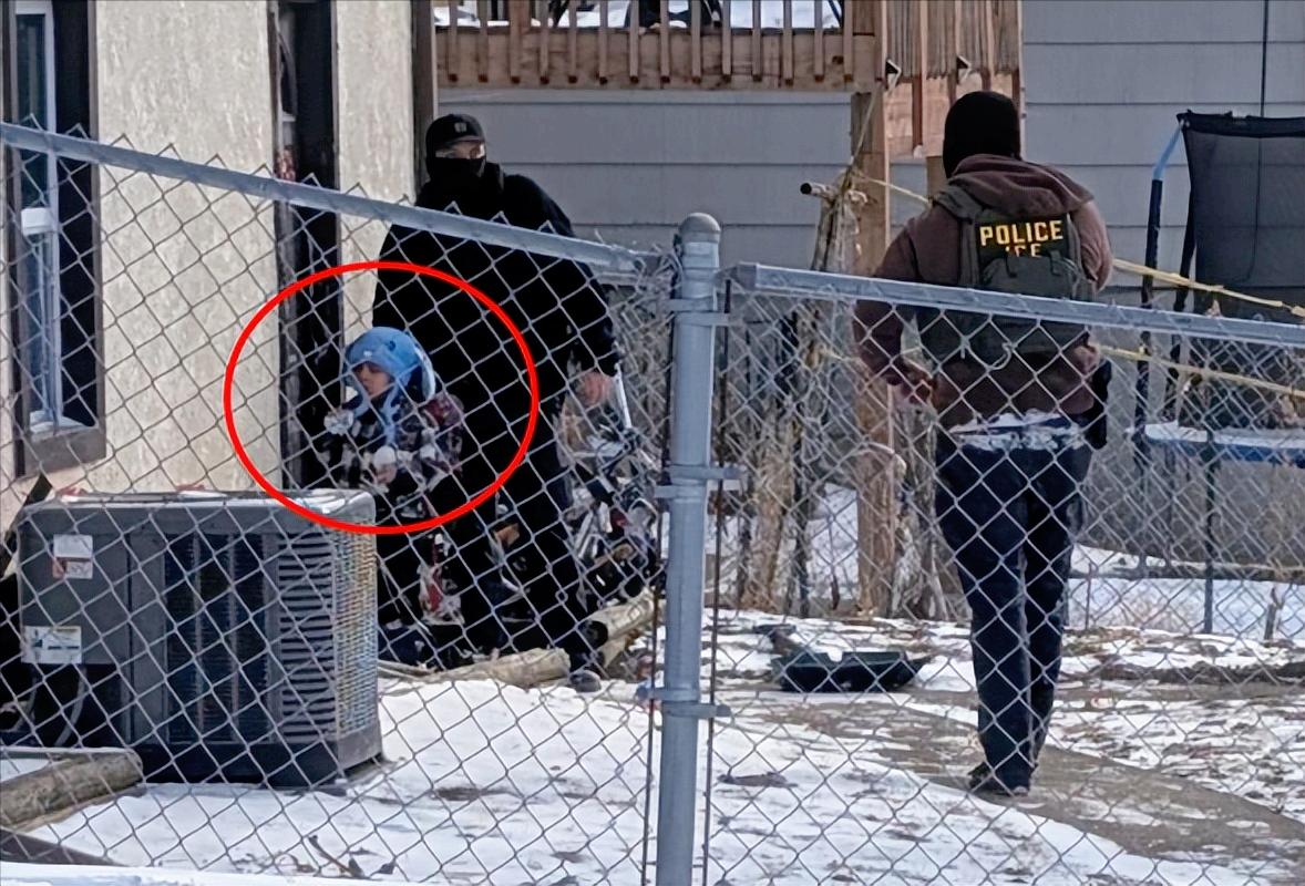 太让人心疼！最近美国明尼苏达州的事看了的人都气得慌，才5岁的小男孩背着蜘蛛侠书包