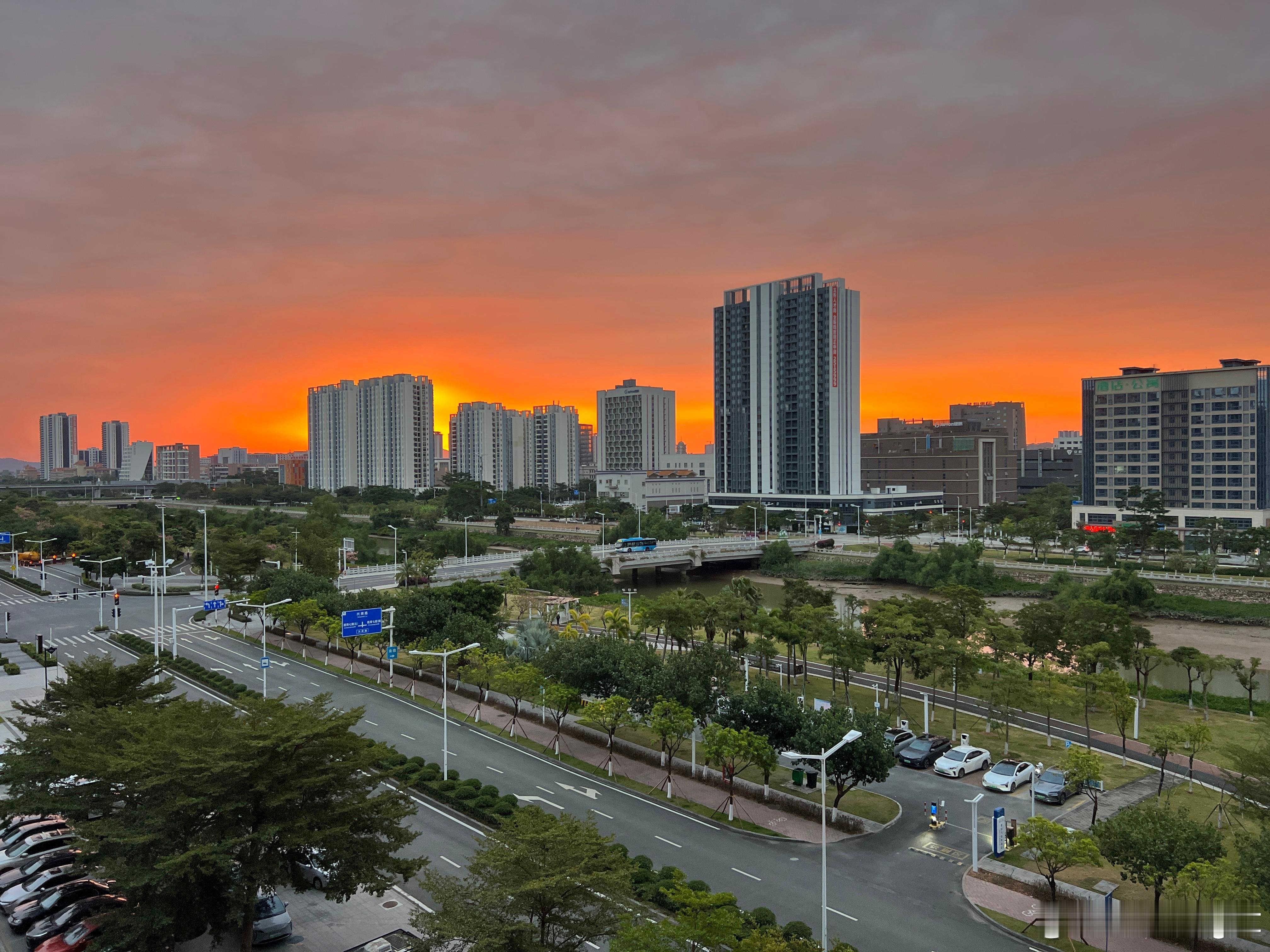 早六点莫名其妙起来了记录一下冬日早晨的黄金时刻也不错 