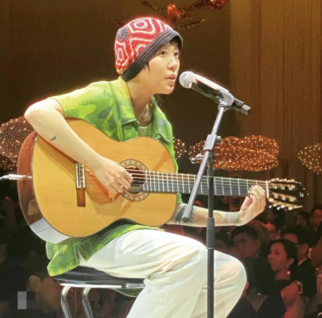 刘嘉玲出席上流晚宴，穿虎纹裙自带气场，窦靖童登台为大佬们表演！
王菲的女儿窦靖童