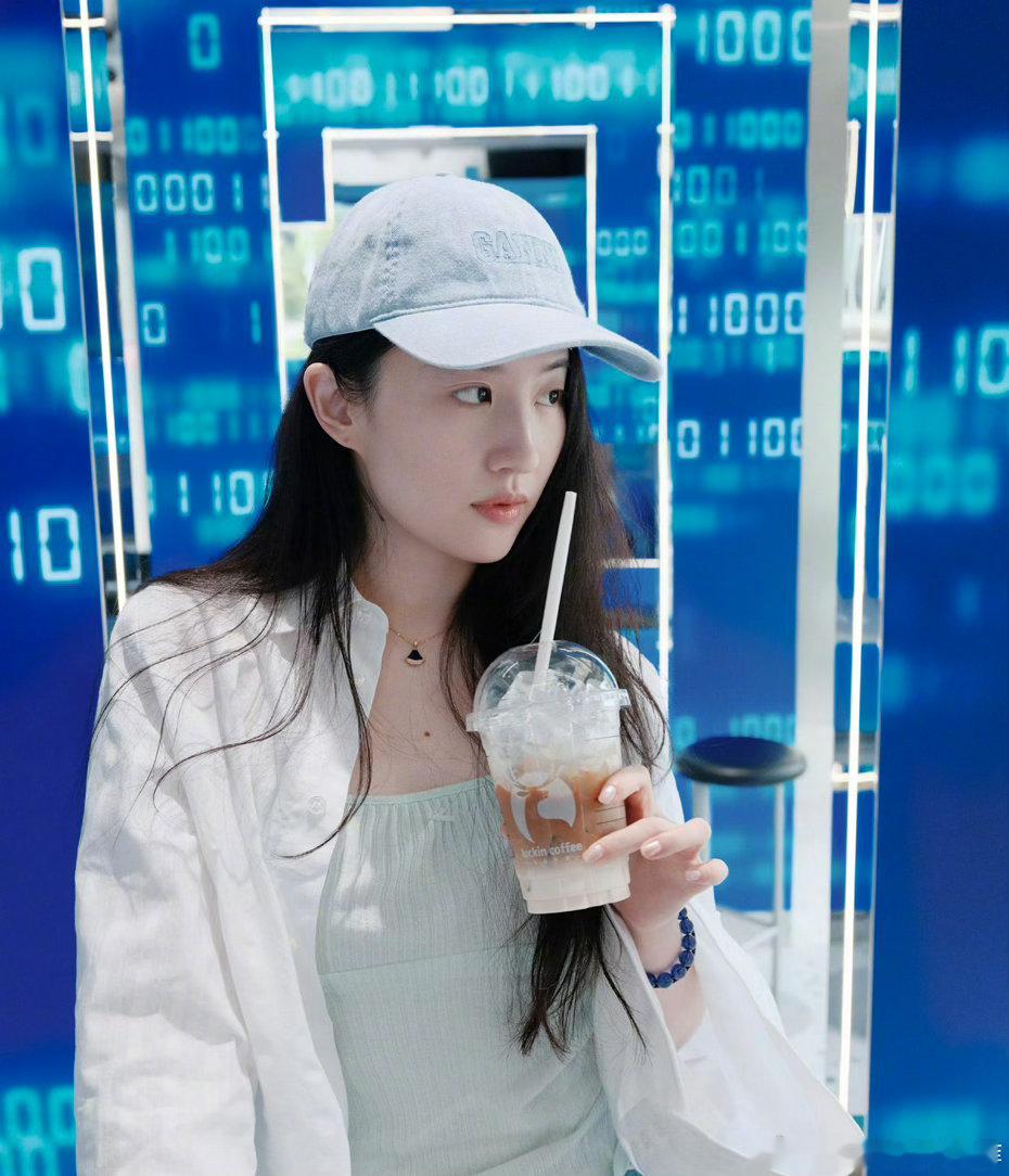 刘亦菲素颜女大 啊啊啊刘亦菲请给我一个准确的年龄好么状态好的谁来了不说一句好羡慕