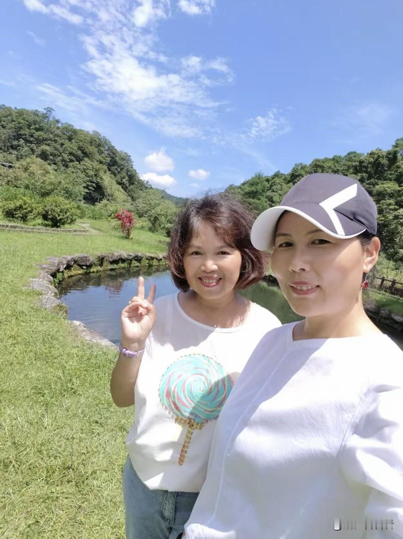 小杨阿姨算是保姆里面活的够潇洒的一个了，没事拍拍视频，跟朋友一起游山玩水很是惬意