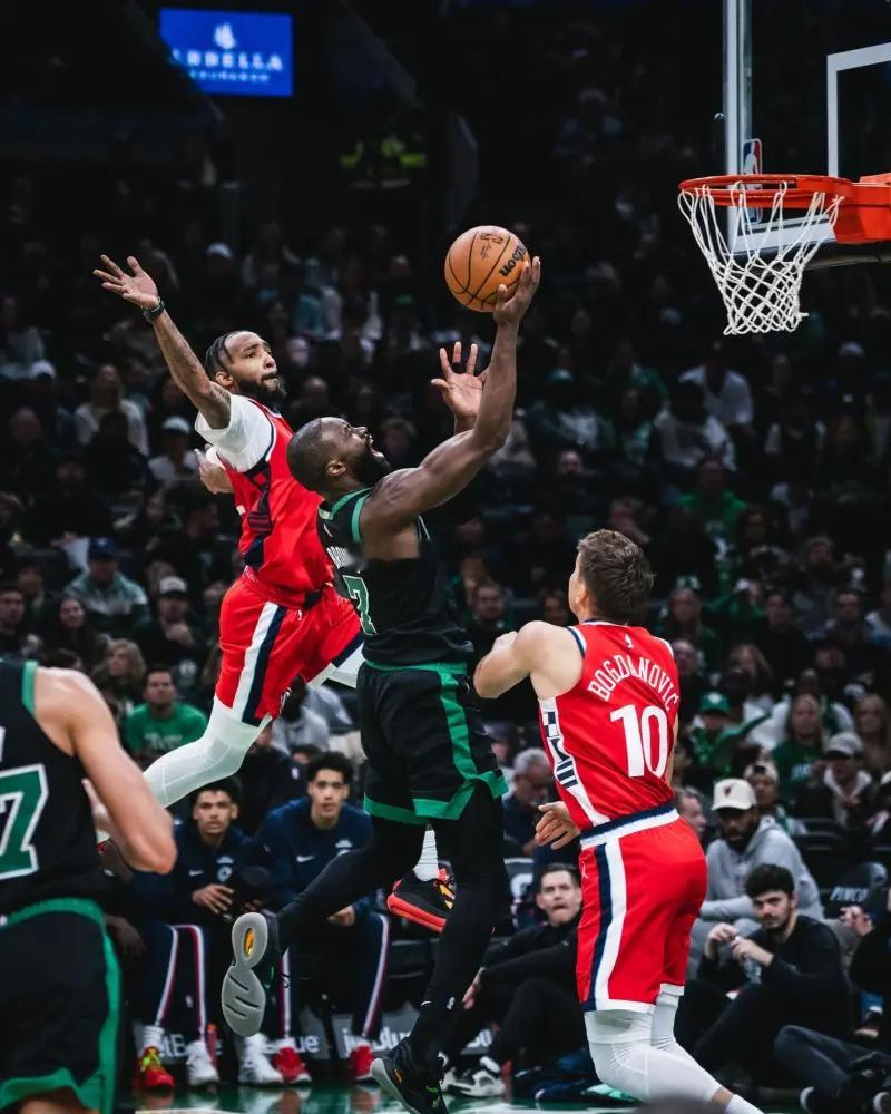 11月18日讯 凯尔特人官方更新Ins，晒出一组球员们的赛场照与球迷分享。“为球