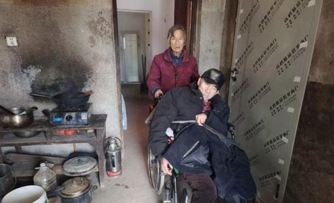 泪目！云南昭通，一女子7年前卖水泥时，一男子在她那里赊了13000元的账，如今7