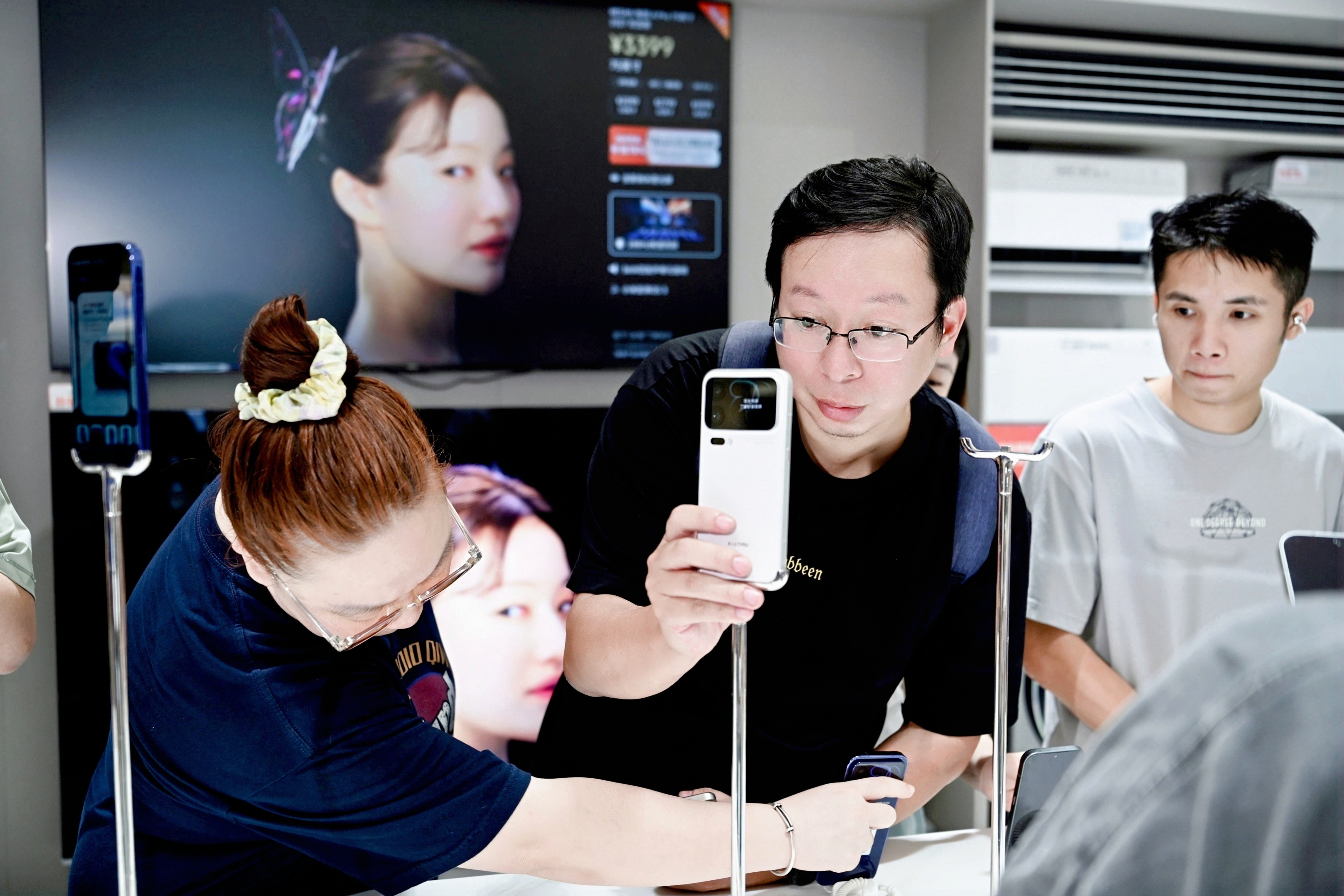 中秋假期线下门店迎来新机体验高峰，多个品牌门店客流形成鲜明对比，小米之家的小米1
