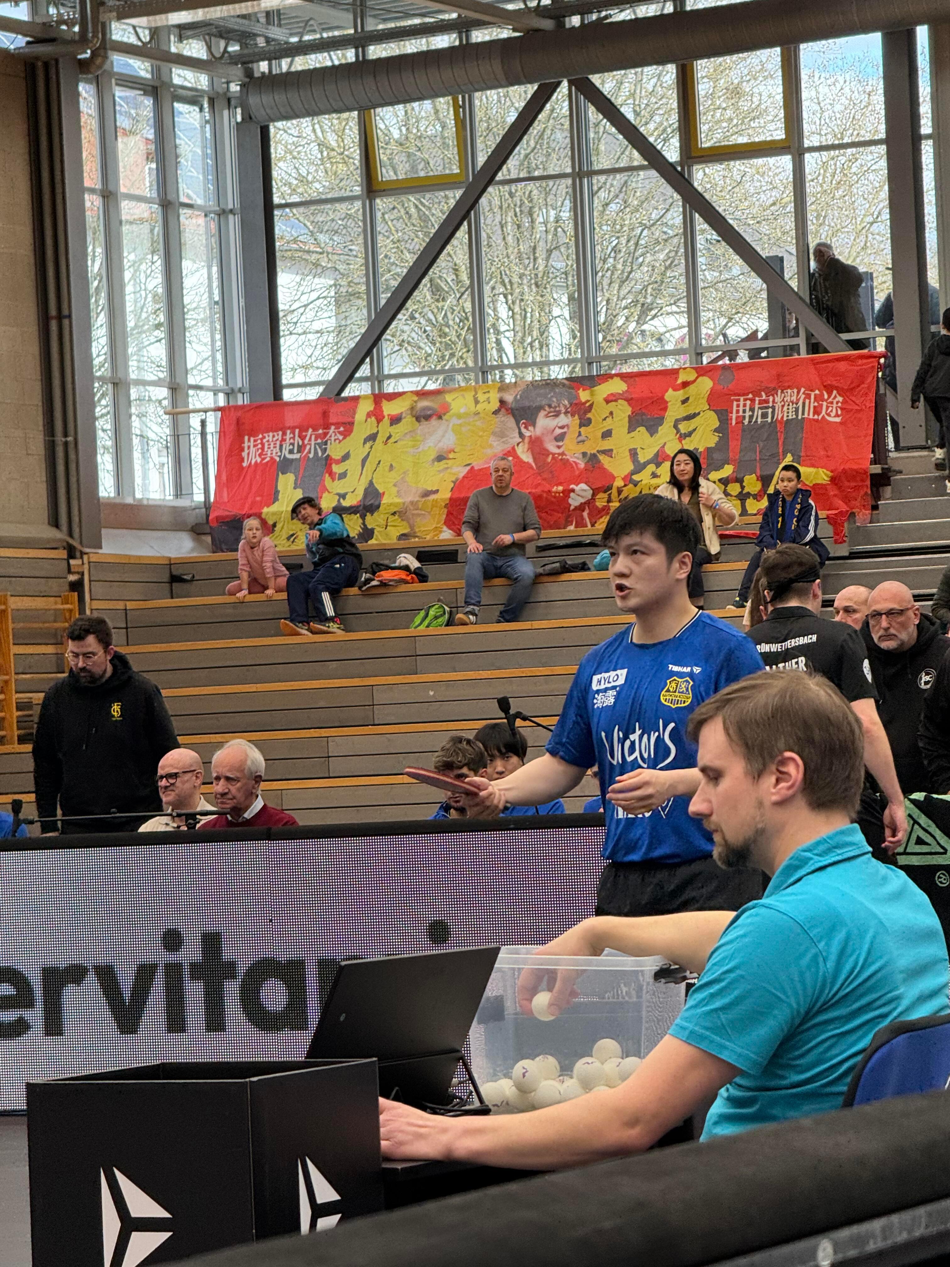 赛场上樊振东与A崽对话，全身都在打球。让我想起“曾经把球瞪过去小东” 