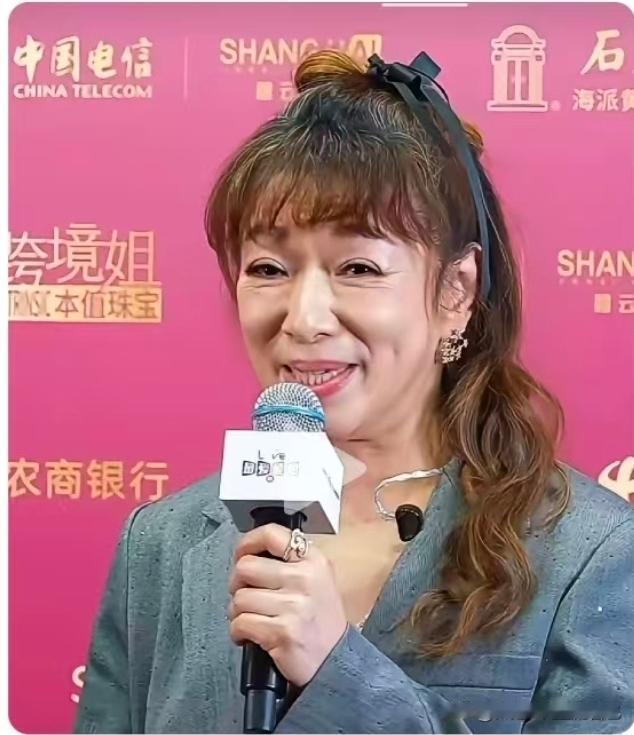 这审美实在让人难以评价，既别扭又古怪。
高马尾配蝴蝶结刘海，本是偏少女感的造型，