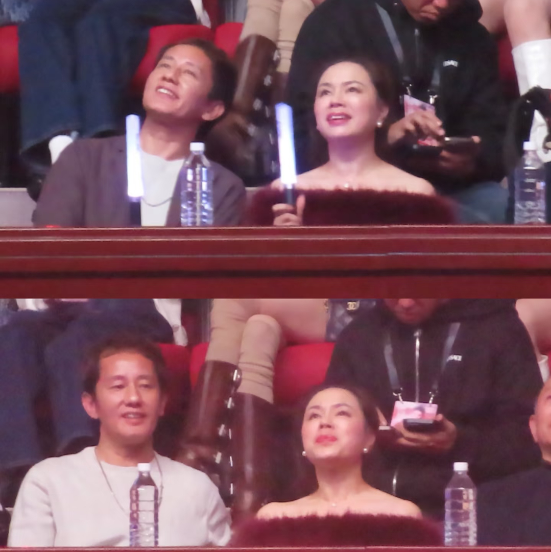 她爸爸妈妈满脸骄傲的看着女儿[心] ​​​