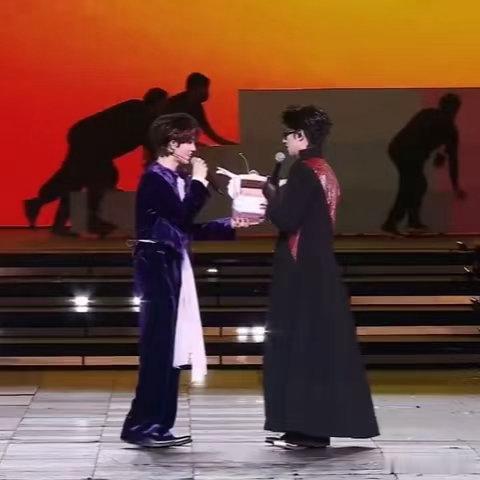 棍铲双人talking全程反复循环青岛演唱会棍铲双人talking视频，松弛闲谈