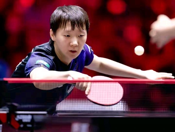 3月1日WTT新加坡大满贯女单半决赛，王曼昱对阵德国黑马温特，面对对手特殊的怪胶