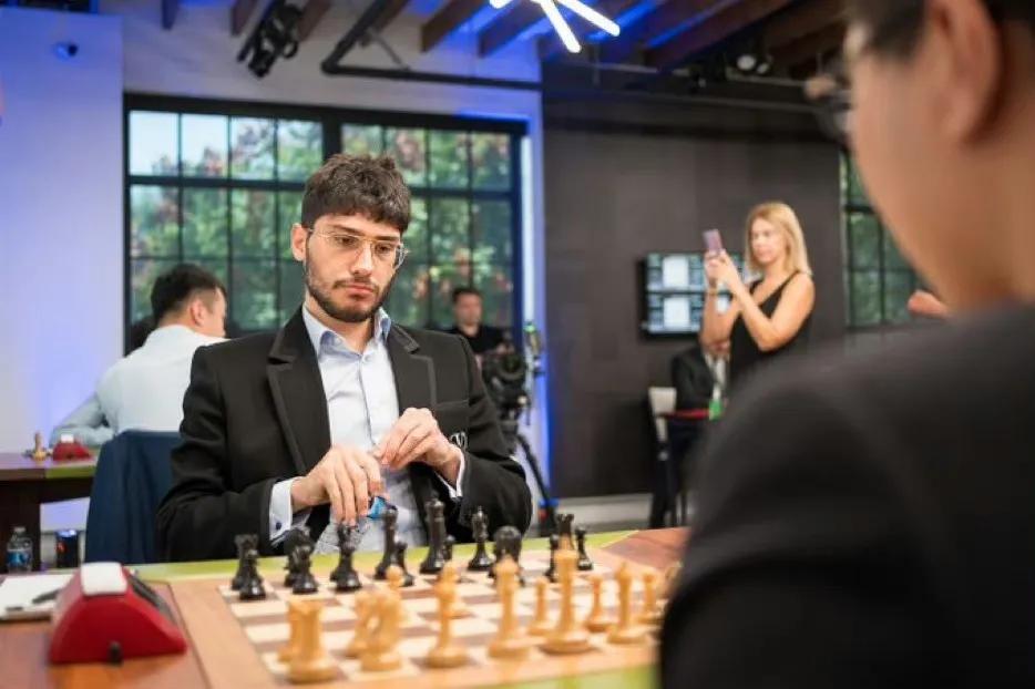 国际象棋辛格费尔德杯赛战罢六轮，世界冠军丁立人六战皆和，仍未取得胜局，积3分，与