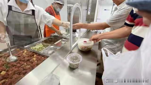 武汉封神社区食堂！7元两荤一素还听劝！吊打一众网红餐厅。
 
真的被武汉的社区食