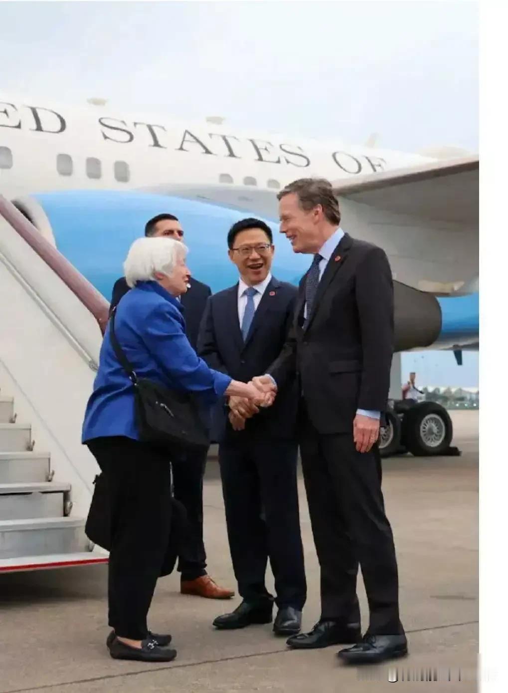 访华大风景，美国财长耶伦给中国带来阴风，那么拉夫罗夫访华给中国带来春风。
   