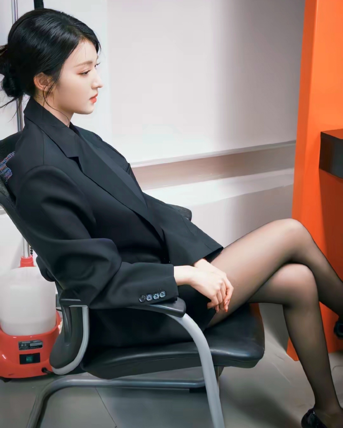 我觉得这事儿挺魔幻的！一个女演员被拍到脖子上挂二手烟净化器上班，网友心疼说“被烟