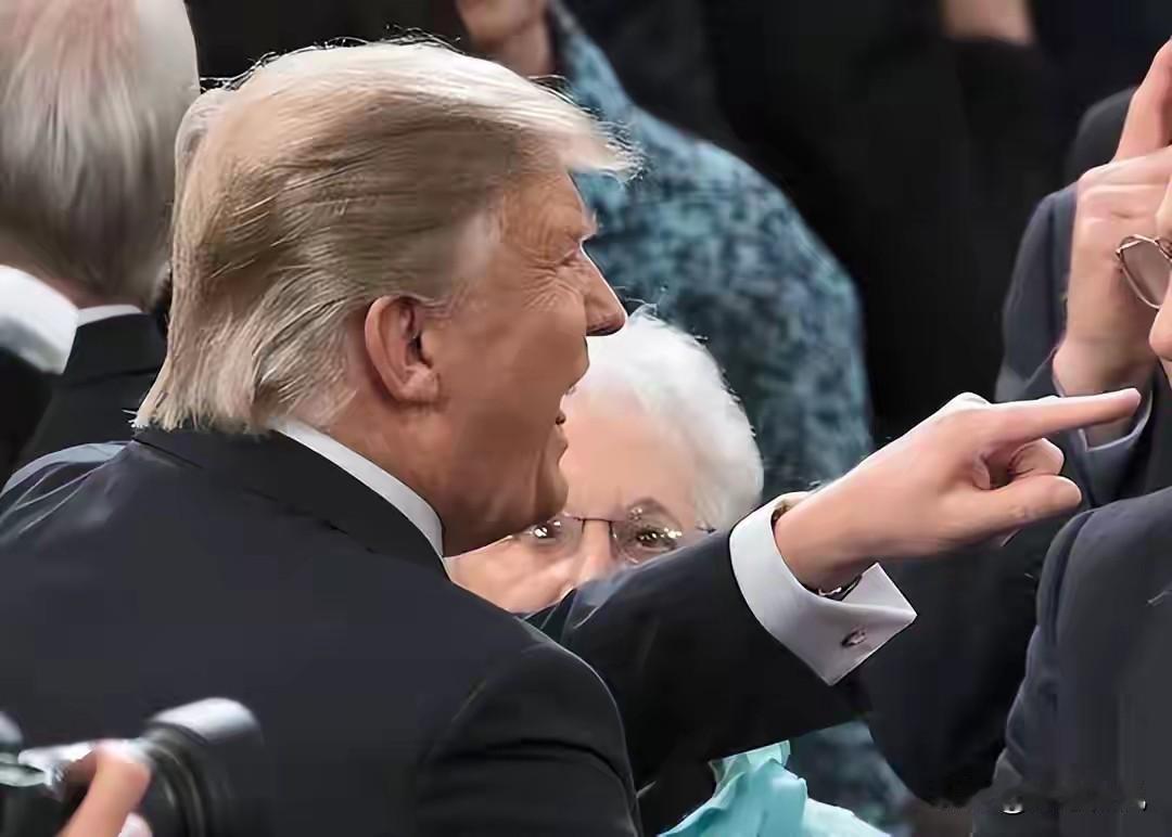 白宫记者晚宴突发枪响！特朗普紧急疏散，美国安保与社会顽疾再暴露
 
白宫记者晚宴