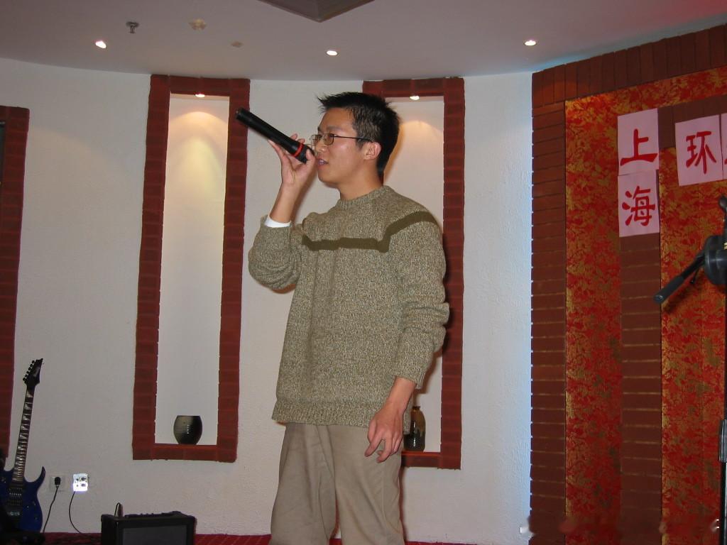 傍晚下楼散步，一段尘封二十多年的往事突然涌上心头，回想起来依旧满心愧疚与尴尬。2