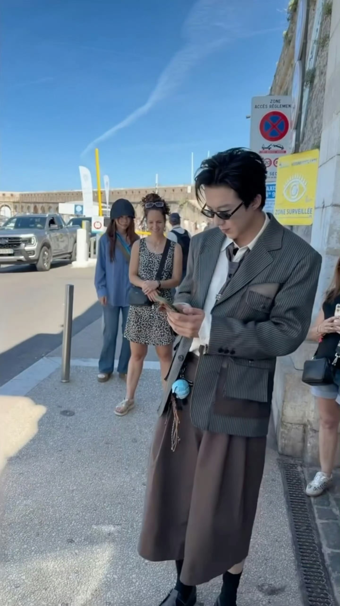摩登兄弟  本來在拍小狗。結果自己成了風景。 🖤刘宇宁