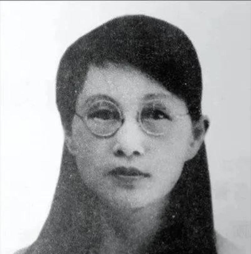 1909年，16岁的白薇与婆婆吵嘴，丈夫居然抡起凳子砸在她背上，婆婆见她倒下，扑