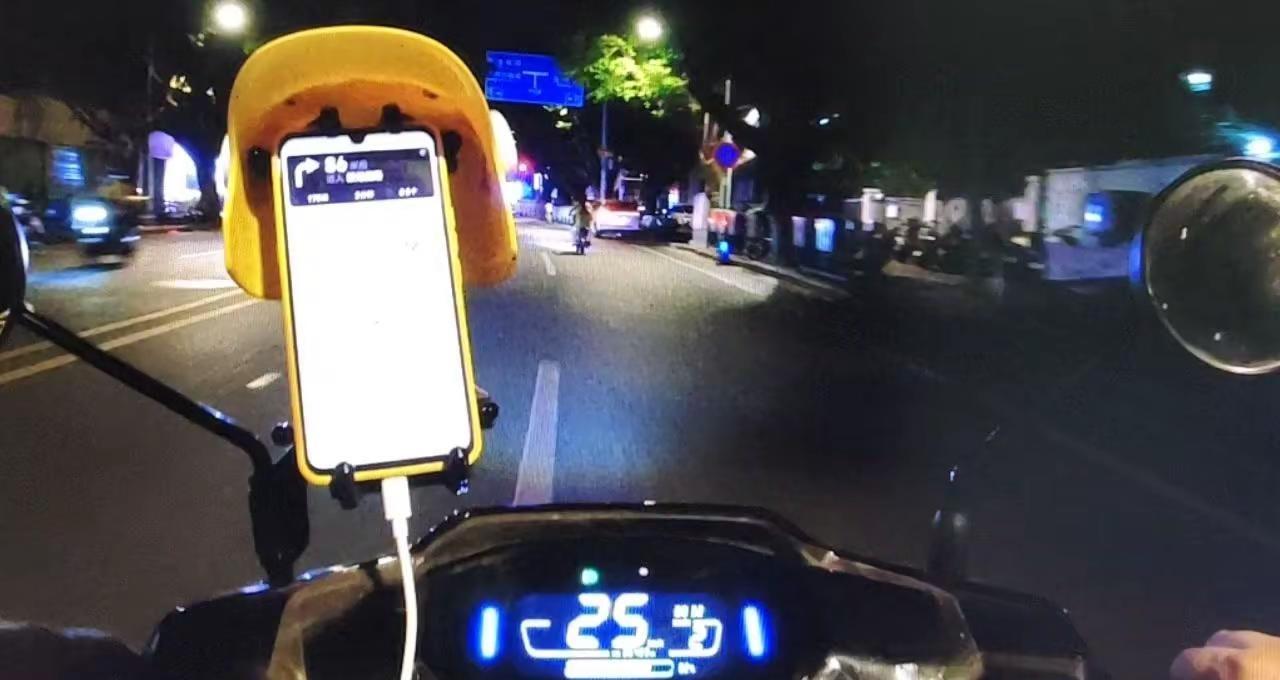 夜间跑单遇上这种意外真的太崩溃了。🌙20号凌晨0:30我想着休闲骑，带记录仪只