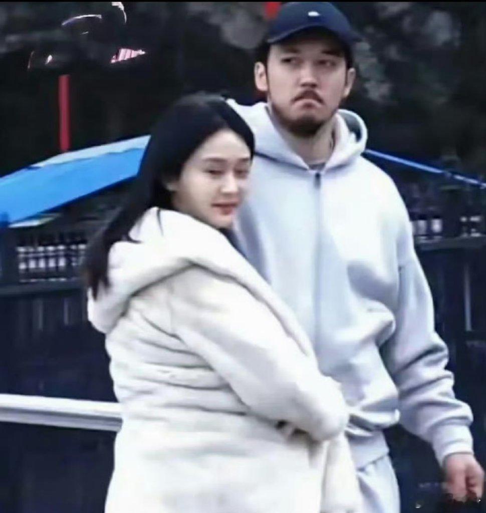 陈冰挺孕肚和陈牧驰逛街 低调又温馨，孕期出街被好好照顾的样子真的很戳人。陈冰状态