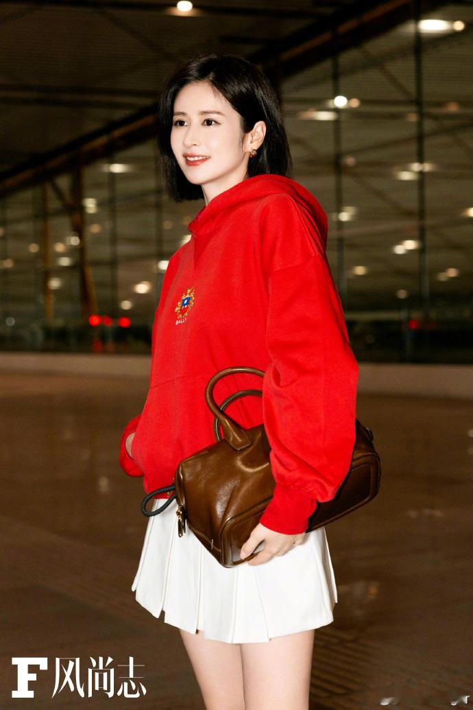 #颖儿第一章出国##颖儿一身中国红出发米兰# 颖儿身穿中国红卫衣开启出国之行，女