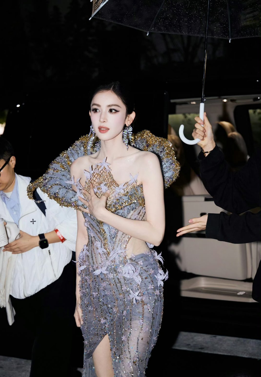 娜扎咋没穿这套走红毯娜扎这次红毯挺聪明的。三套里挑了视觉符号最强的一套，蝴蝶仙子