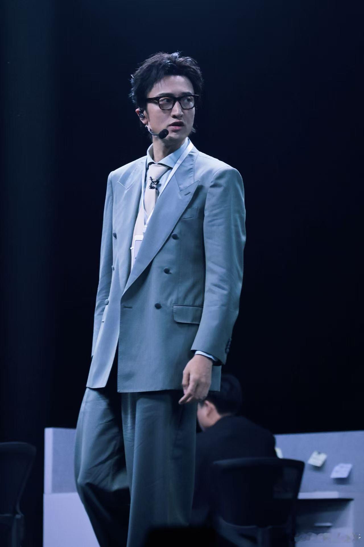 王传君[超话]王传君组舞台 年会不能停3王传君833火力值第一 王传君组这个被叫