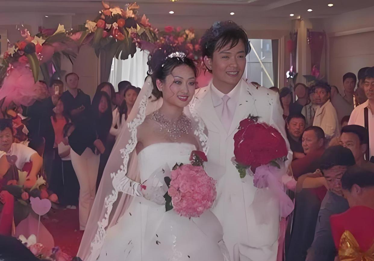 黄海冰的前妻也是想不开，都结婚了还坚持丁克，结果39岁被离婚，黄海冰再婚娶小12