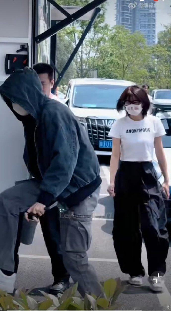 王星越开保时捷上班王星越开跑车上班蓝色保时捷搭配黑色运动装，王星越这上班路透也太