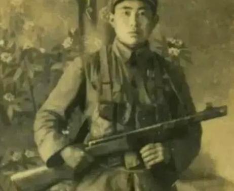 1951年，朝鲜战场，一名新兵正擦拭炮管，忽然发现敌军阵地支着一顶古怪的帐篷。他
