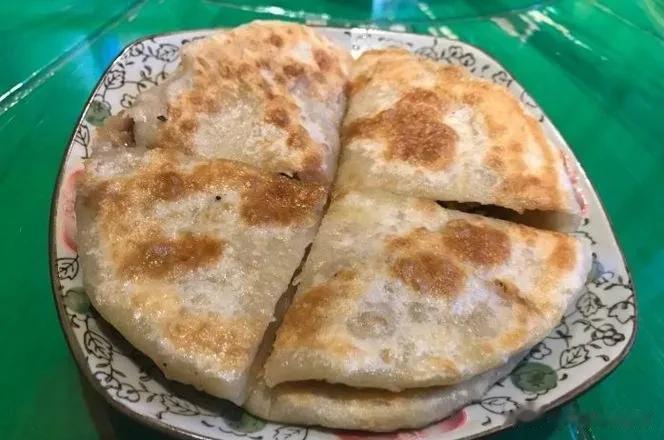 #我的美食日志# 
内蒙牛肉馅饼来咯！
1.温水和面，一定要软一点，这样才能做出