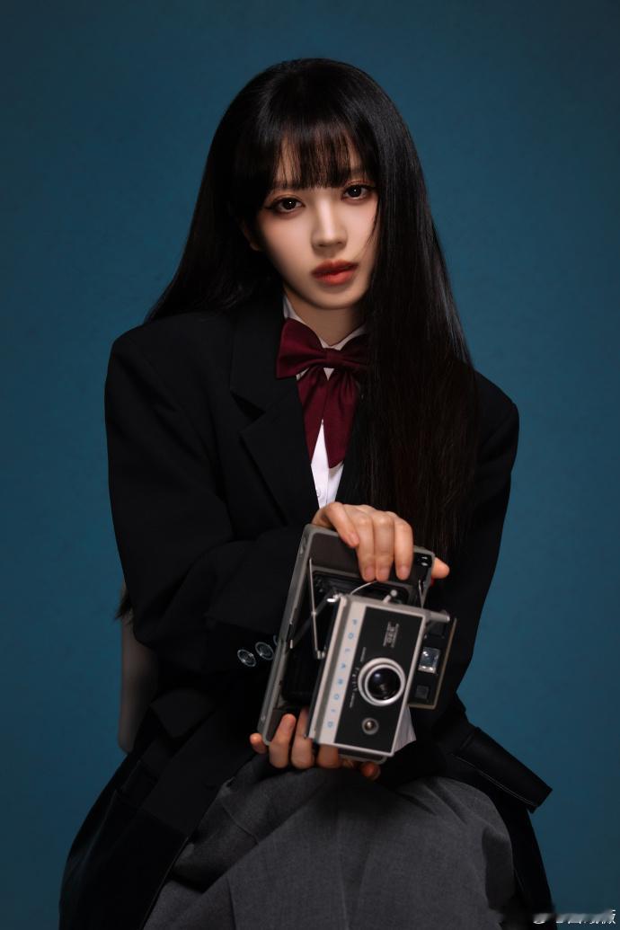 田曦薇黑长直公式照 田曦薇黑长直公式照拍的还是非常的有质感的呀，这一回简直就是我