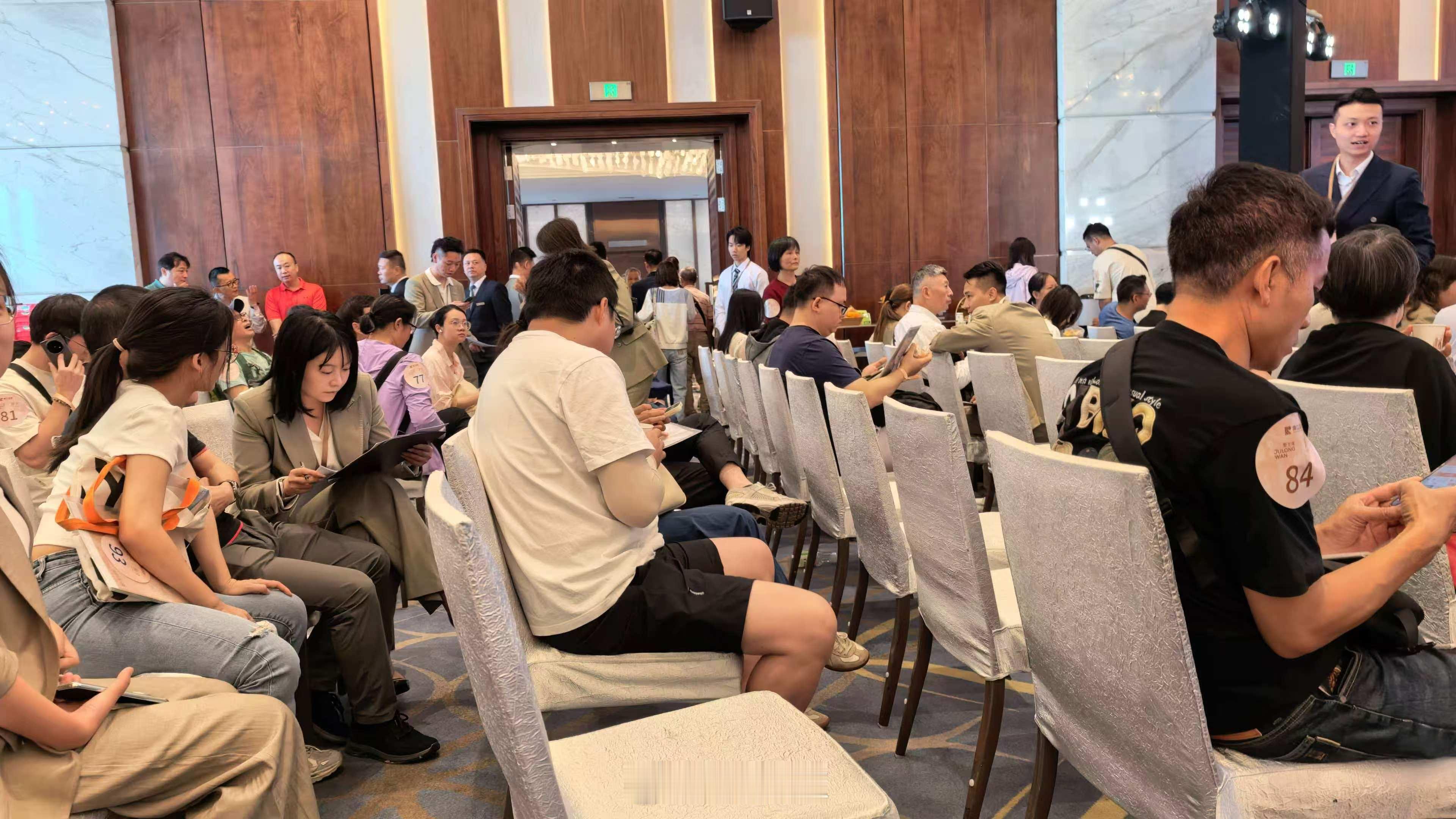 【进入四月中旬后，广州楼市再次升温，若干新开盘，待开盘吸引了大量客户到场】总体看