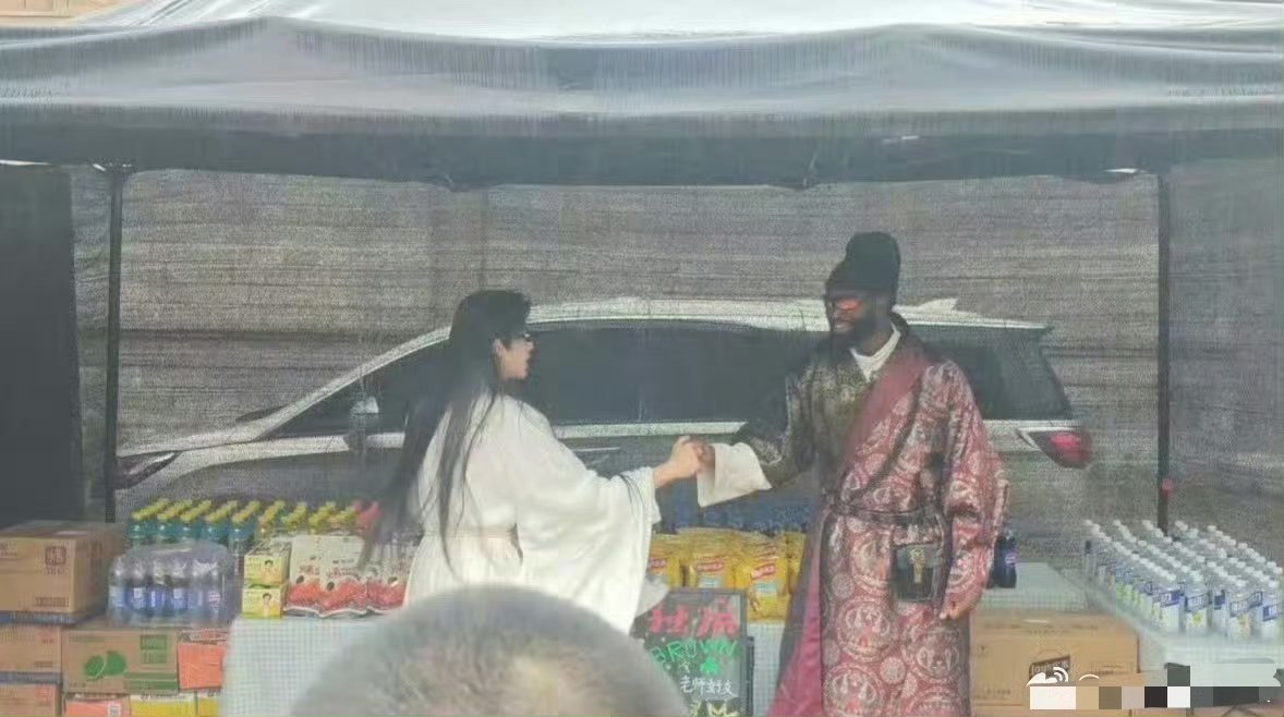 王鹤棣杰伦布朗探班合照 这种跨界的文化交流才是大众想看到的，王鹤棣牛啊！！破圈了