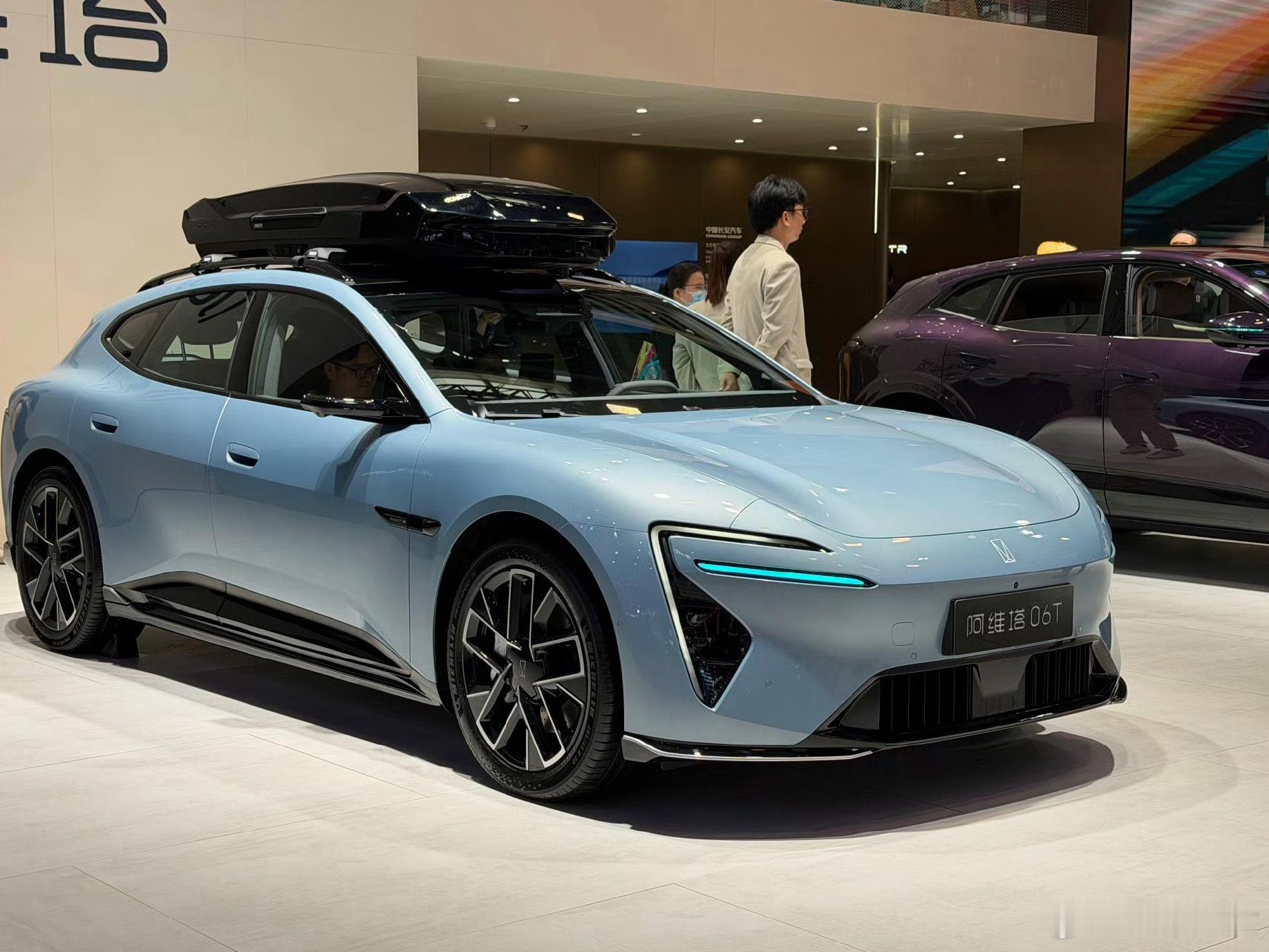 阿维塔品牌刚好五周年，北京车展上把全系车型都拿出来了，新12+06T同台，CHN
