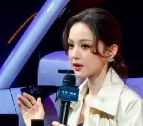 古力娜扎于2026年8月21日现身2026成都国际车展。她此次是作为猛士汽车代言