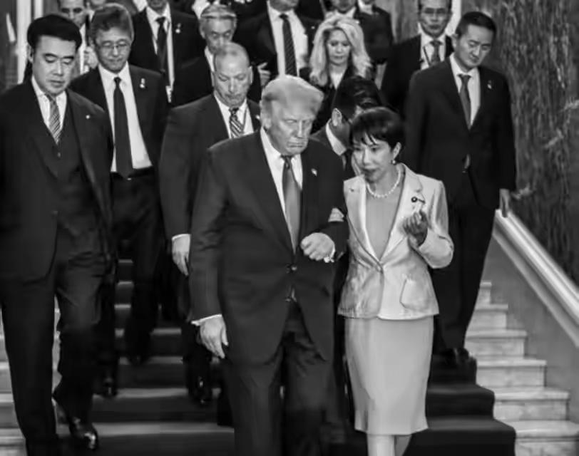 美国转头扎进南美搞军事行动，日本高市早苗一边喊着“强硬”口号，一边忙着讨好美国求