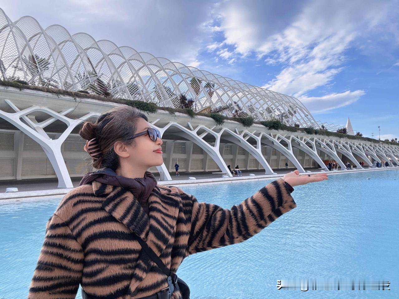 瓦伦西亚科学艺术城
位于西班牙瓦伦西亚市图里亚河旧河道，由建筑师圣地亚哥·卡拉特