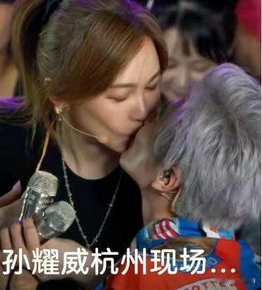 这波现场直接把老夫老妻的甜度拉满了。头发都花白了，孙耀威还当着这么多观众的面，和