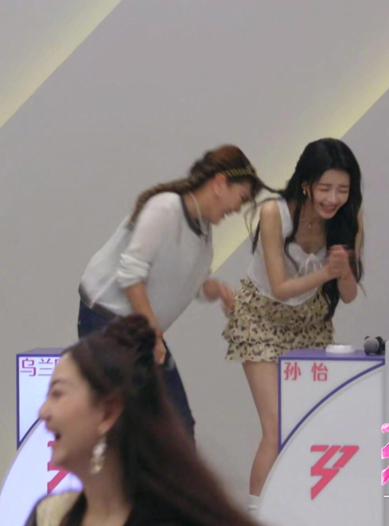 乌兰图雅长在孙怡笑点上真不行了，这几下太像我和我闺蜜笑成一团了！！哈哈哈哈哈哈火