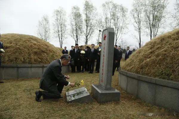 4月10日，外交部长王毅专程前往平壤东部江东郡祭扫中国人民志愿军烈士陵园。
这一