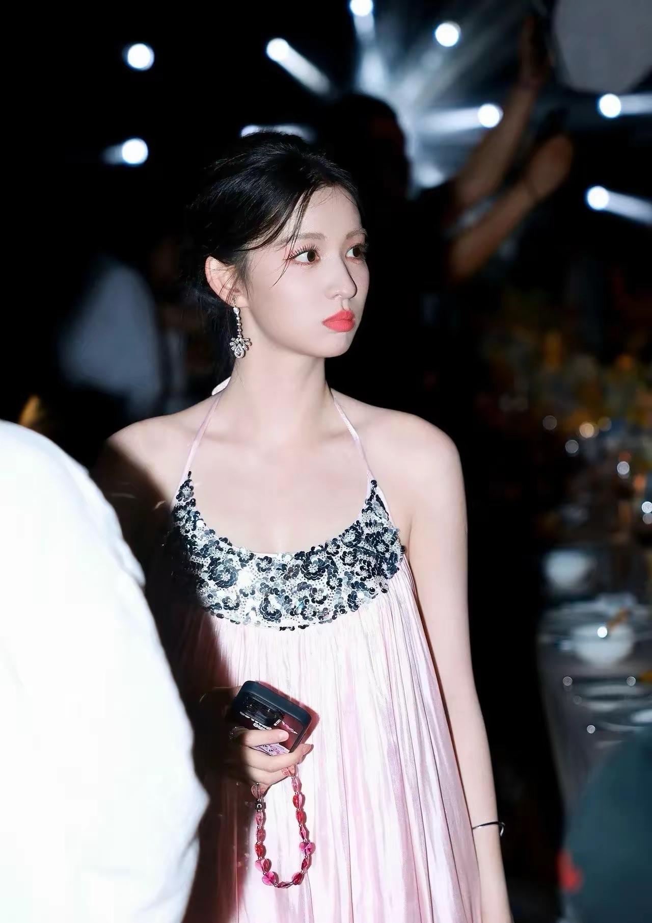 端庄大方的楚然