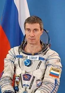 1991 年苏联解体时，苏联宇航员谢尔盖·克里卡列夫正在太空中。他被告知他不能回