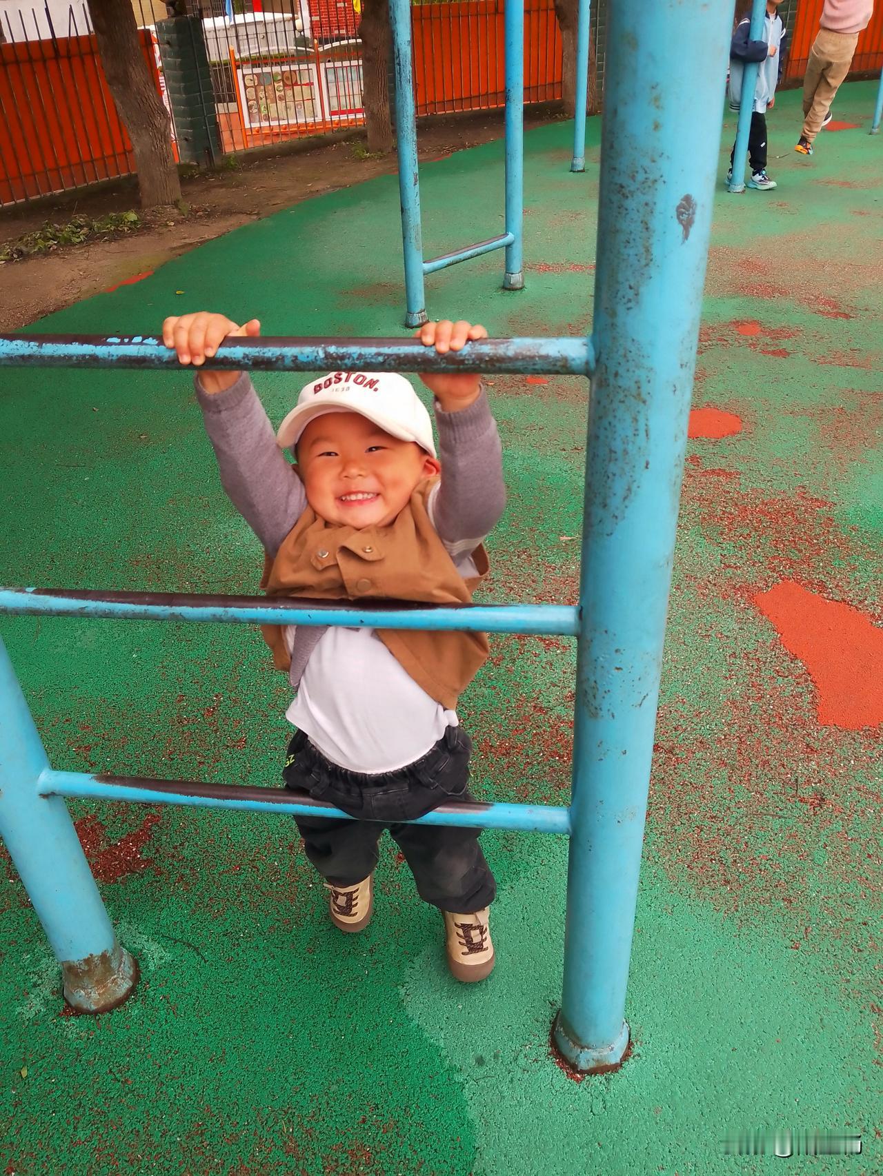 天天静不下来，只知道疯玩，幼儿园能适应吗？我真担心他！
小孙木子两岁两个月了，天