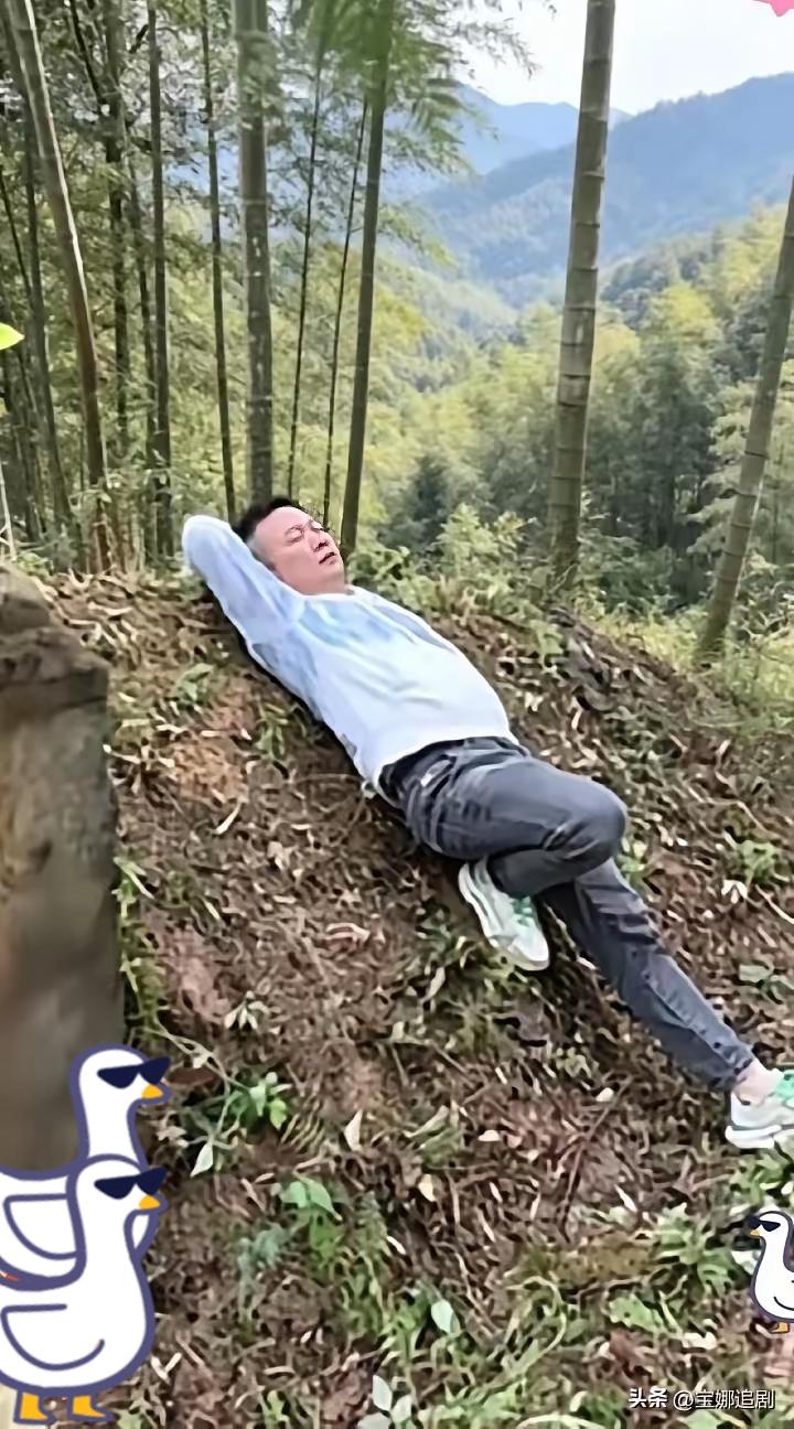 清明时节，一位男子上完坟后静静躺在父亲坟上说:“我这一生没见过你的模样，没听过你