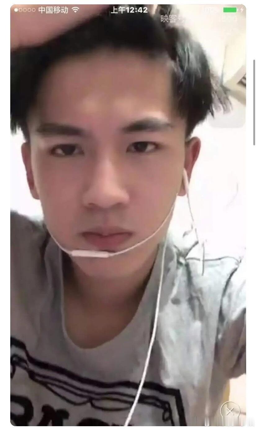 17岁的张凌赫好青涩稚嫩 依然是帅的 
