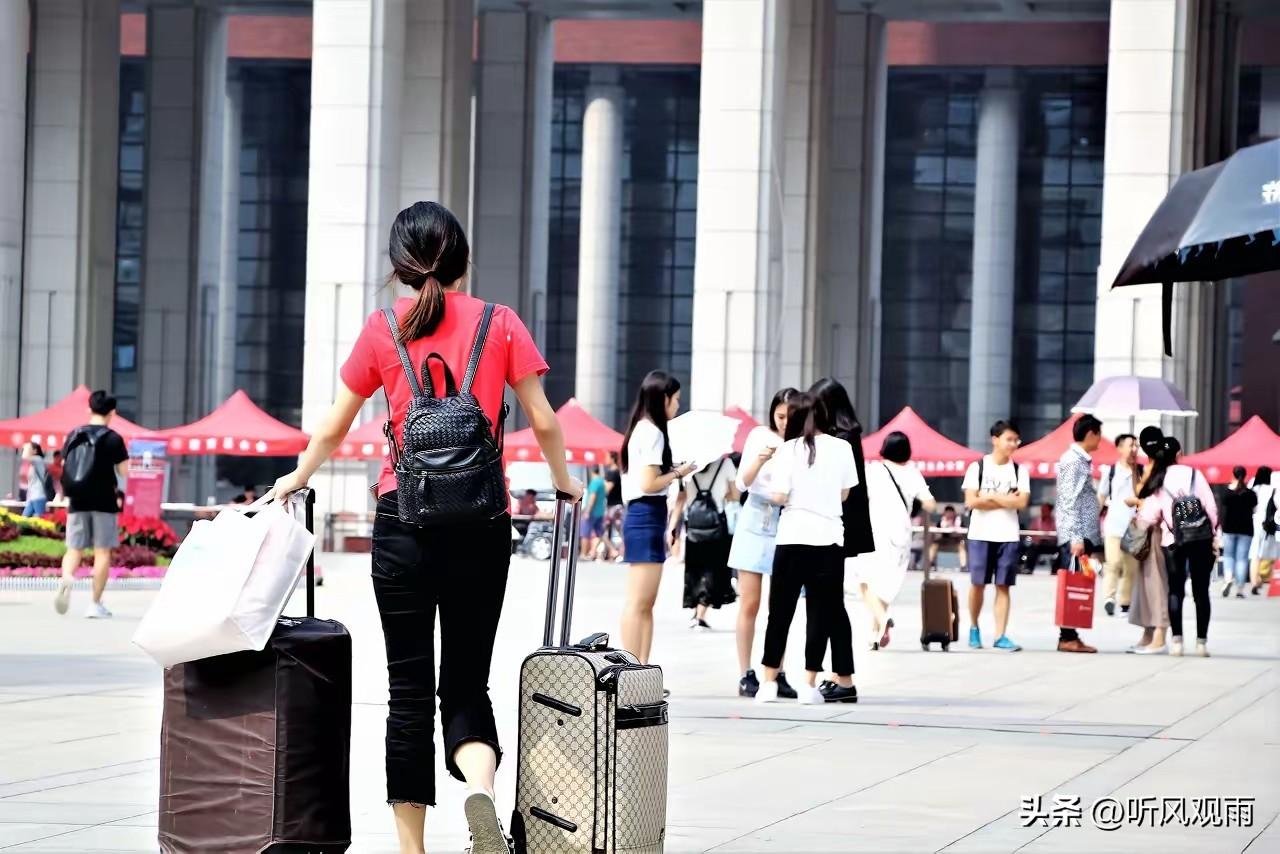 终于有大学生敢提出质疑了：明明大四一整年都在外实习，凭什么要交全额学费？人不在学