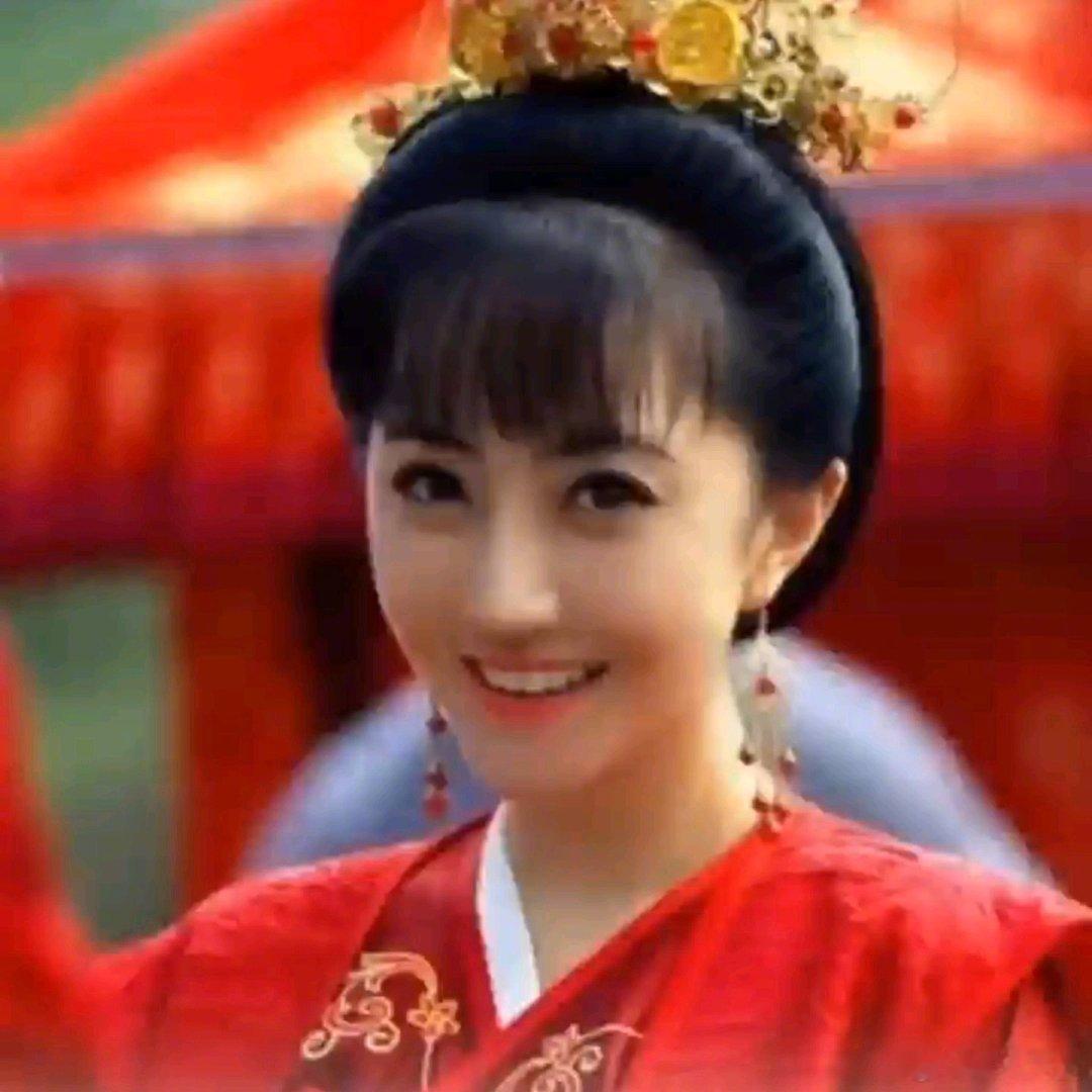 演员梁晶晶近日公开分享其艰辛的生育历程。她透露自2017年首次意外怀孕后，在随后