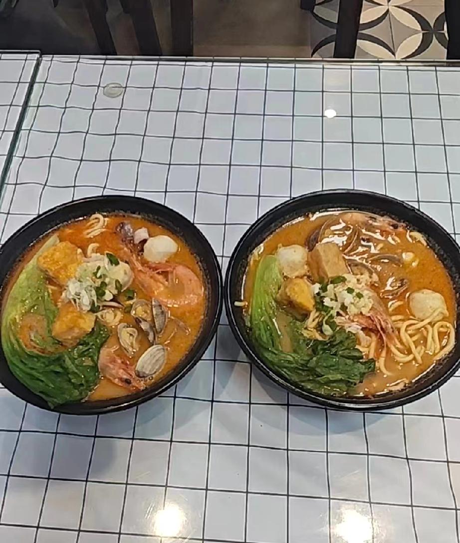 在鼓浪屿岛上吃了这两碗沙茶面

特别不好吃，只有两只虾，四个花蛤，两个肉丸。
