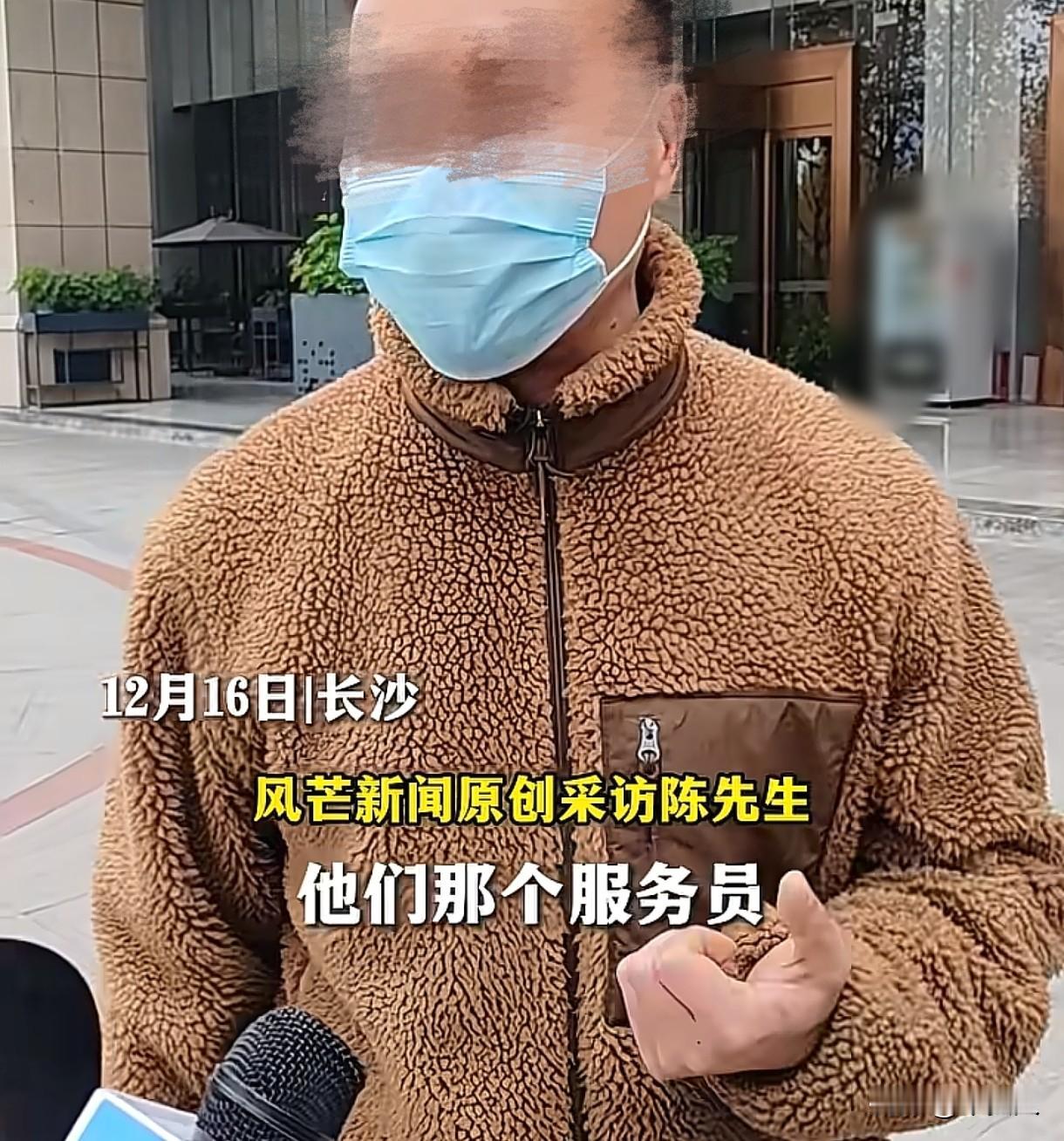 湖南长沙，男子在一家饭店订了一桌饭，进行重要的商务宴请，他带了4瓶飞天茅台过去。