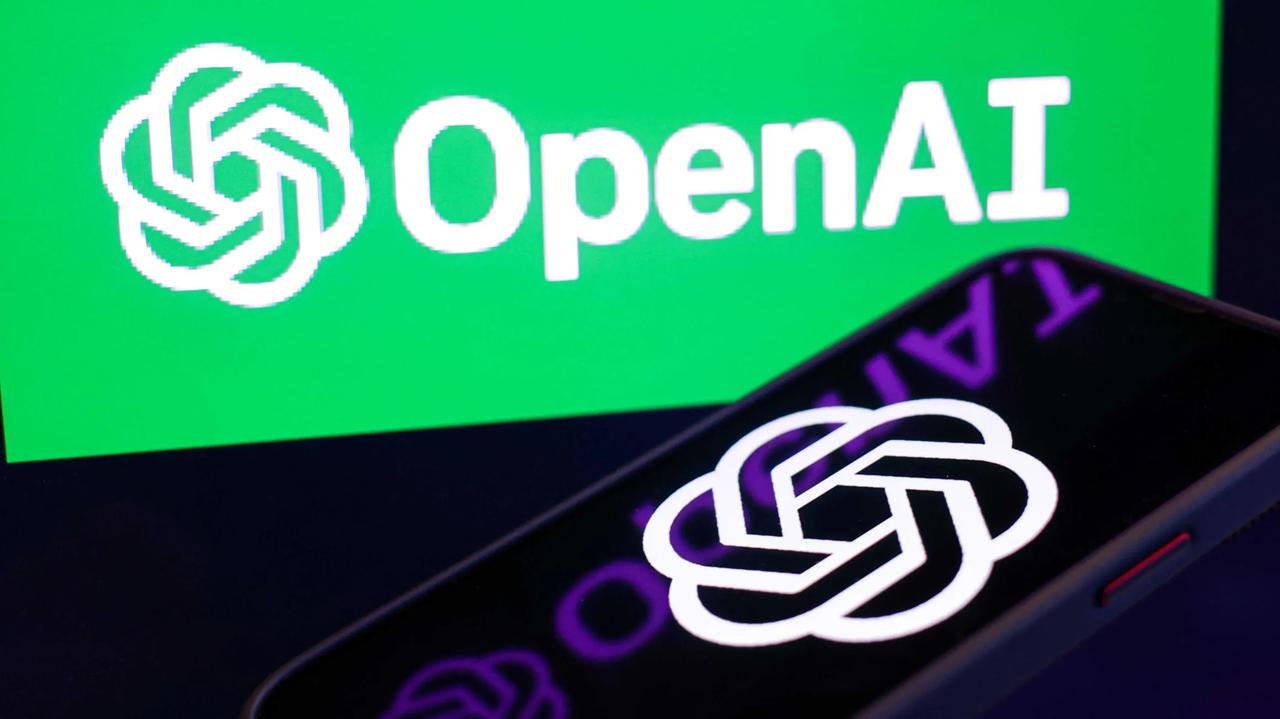 OpenAI推理成本砍半：几百张GPU扛住全球访客流量
你敢信？OpenAI最近
